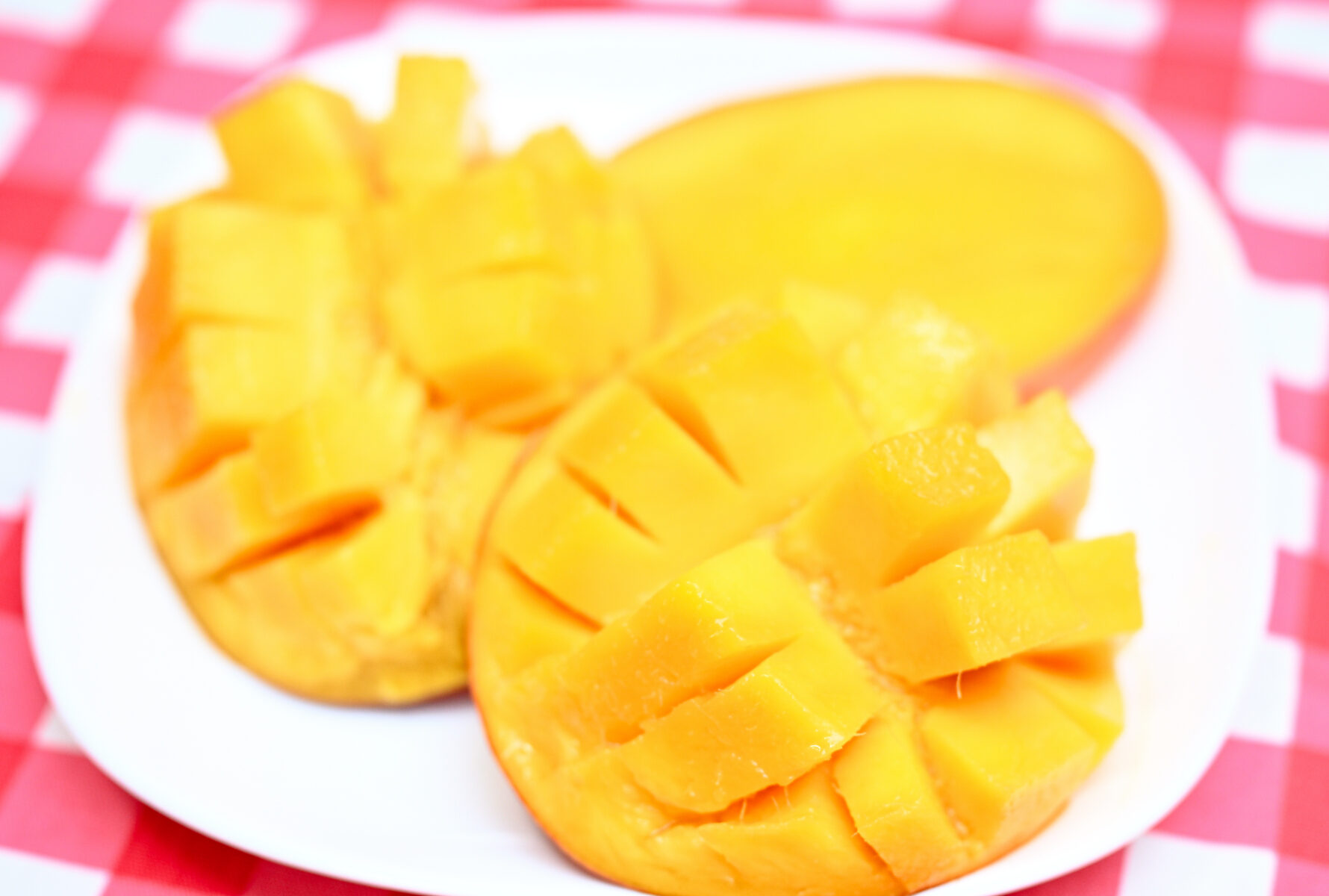 【完熟マンゴー】宮崎県JAはまゆう【食べるお宝】 One of Japan's “edible treasures” is the perfectly ripe mango from Miyazaki Prefecture.